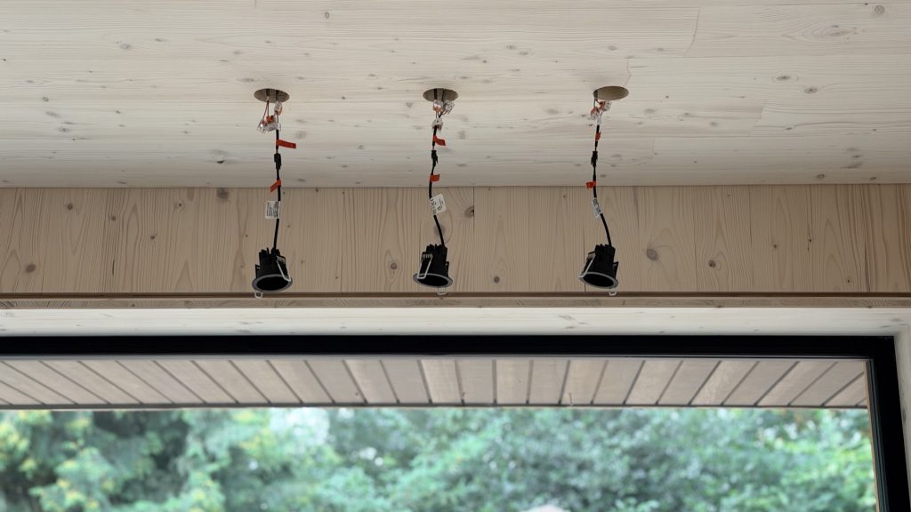 Montage van de verlichting tijdens de werkzaamheden.