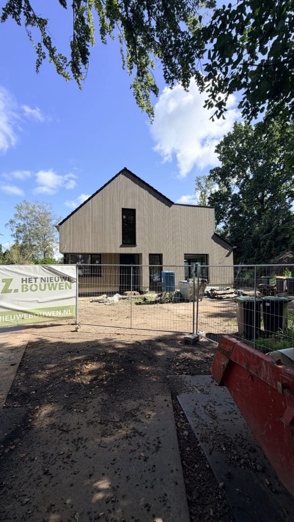 Buitenzijde van het passieve huis tijdens de bouw.