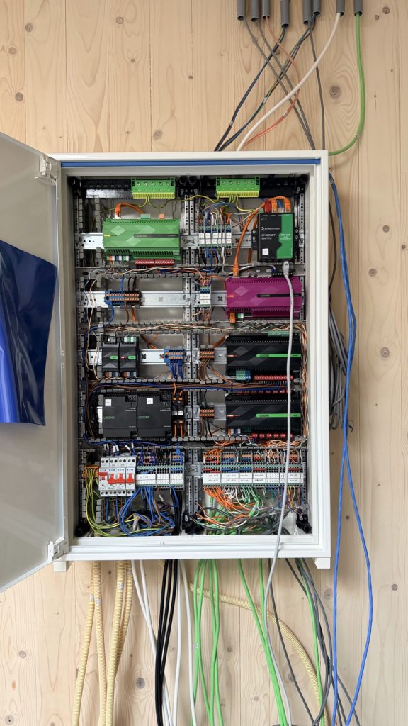 Loxone-besturingskast tijdens de installatiewerkzaamheden in Bathmen.