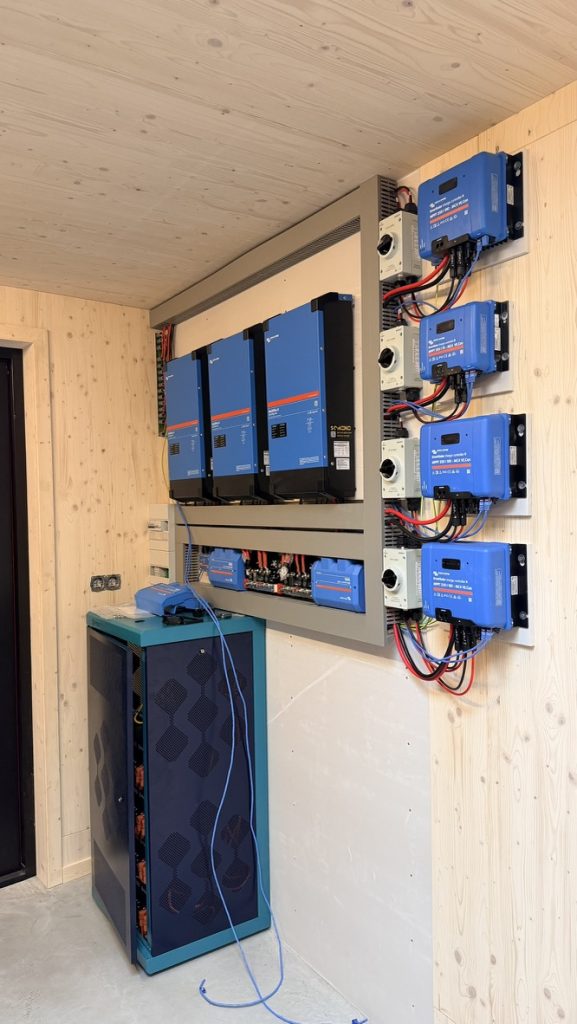 Victron-installatie met batterijkast in het passieve huis in Bathmen.