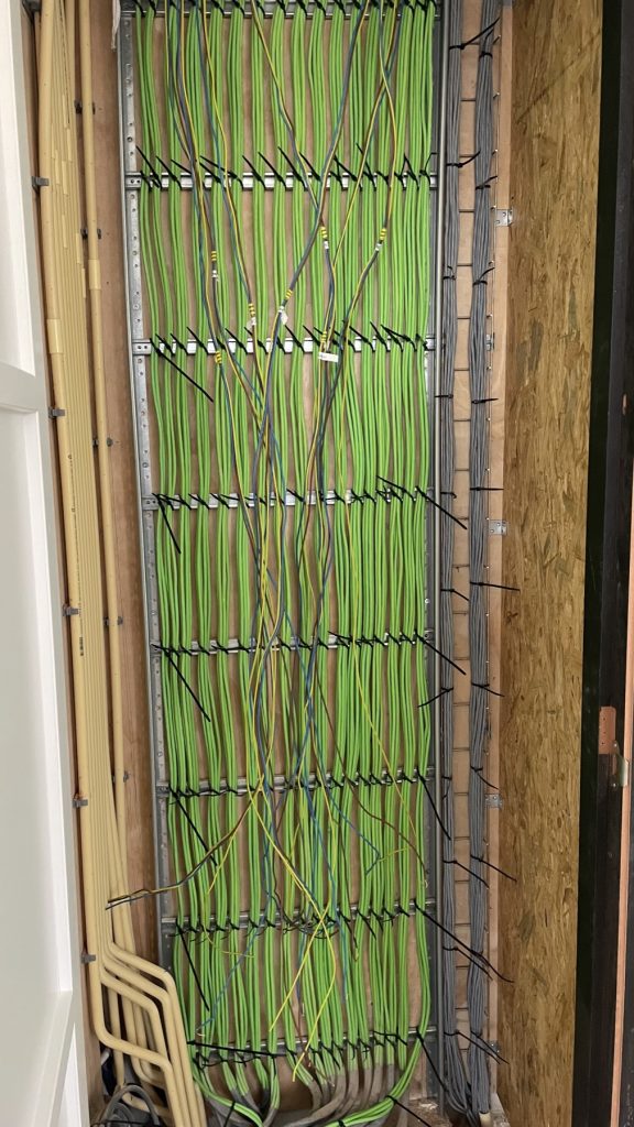 Aanleg van bekabeling voor de installatie in Collendoorn.