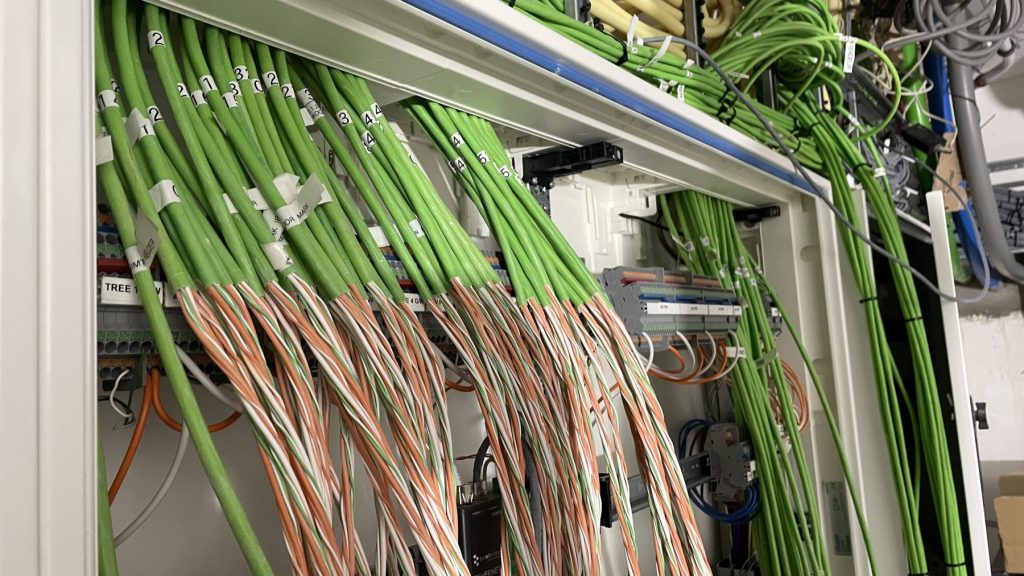 Detail van de gelabelde bekabeling tijdens de opbouw van de besturingskast.