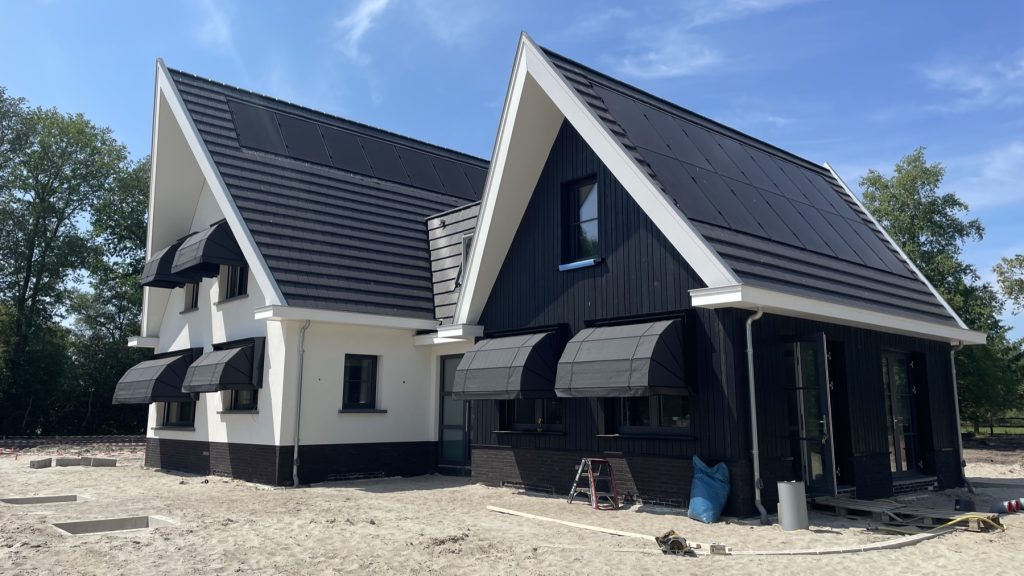 Woning met markiezen tijdens de bouwfase in Collendoorn.