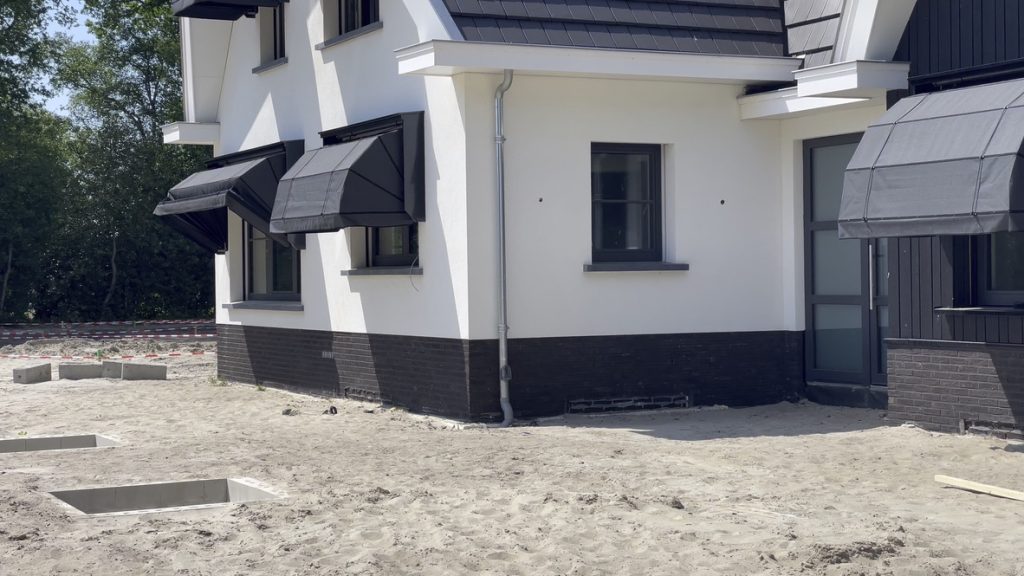 Markiezen aan de woning tijdens de werkzaamheden in Collendoorn.