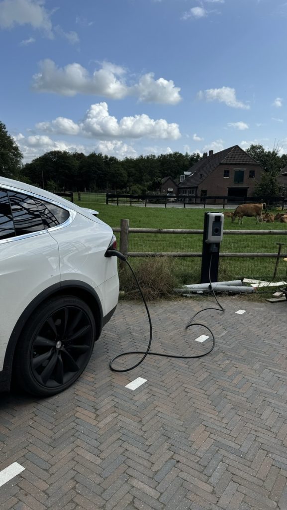 Elektrische auto aangesloten op de laadpaal.