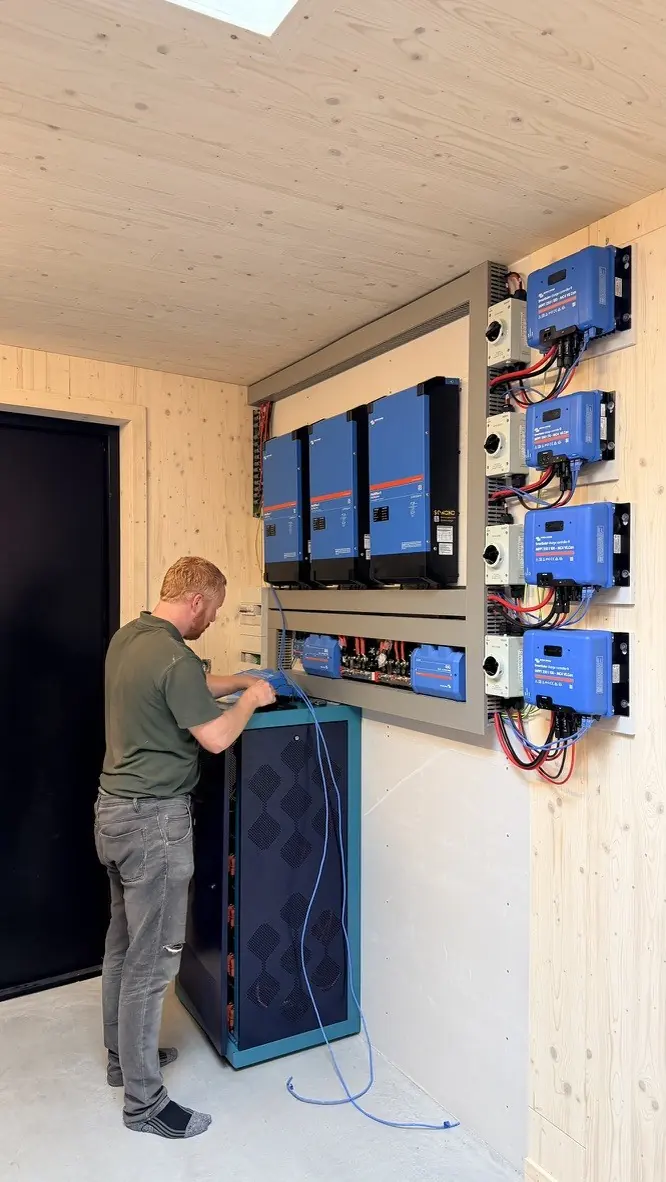 Installateur aan het werk bij een Victron-batterijsysteem