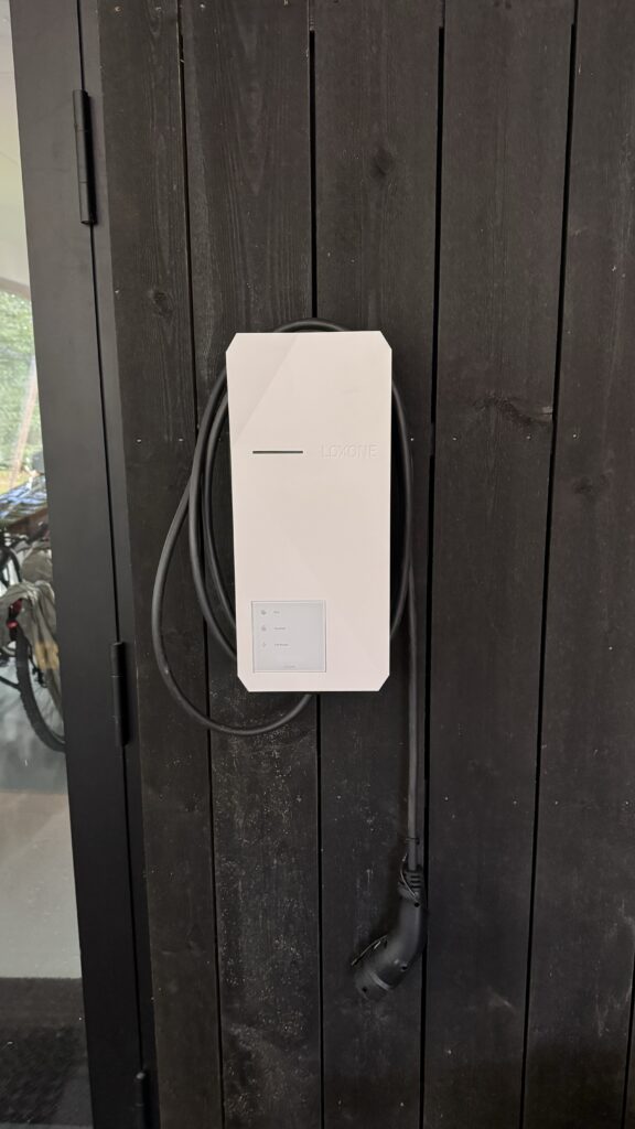 Loxone-laadpunt aan een houten wand