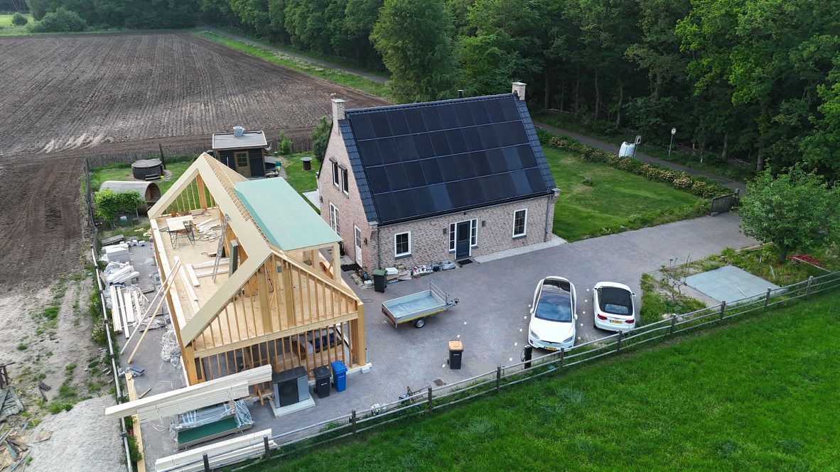 De houten aanbouw van het eigen Sonand-demogebouw tijdens de bouw