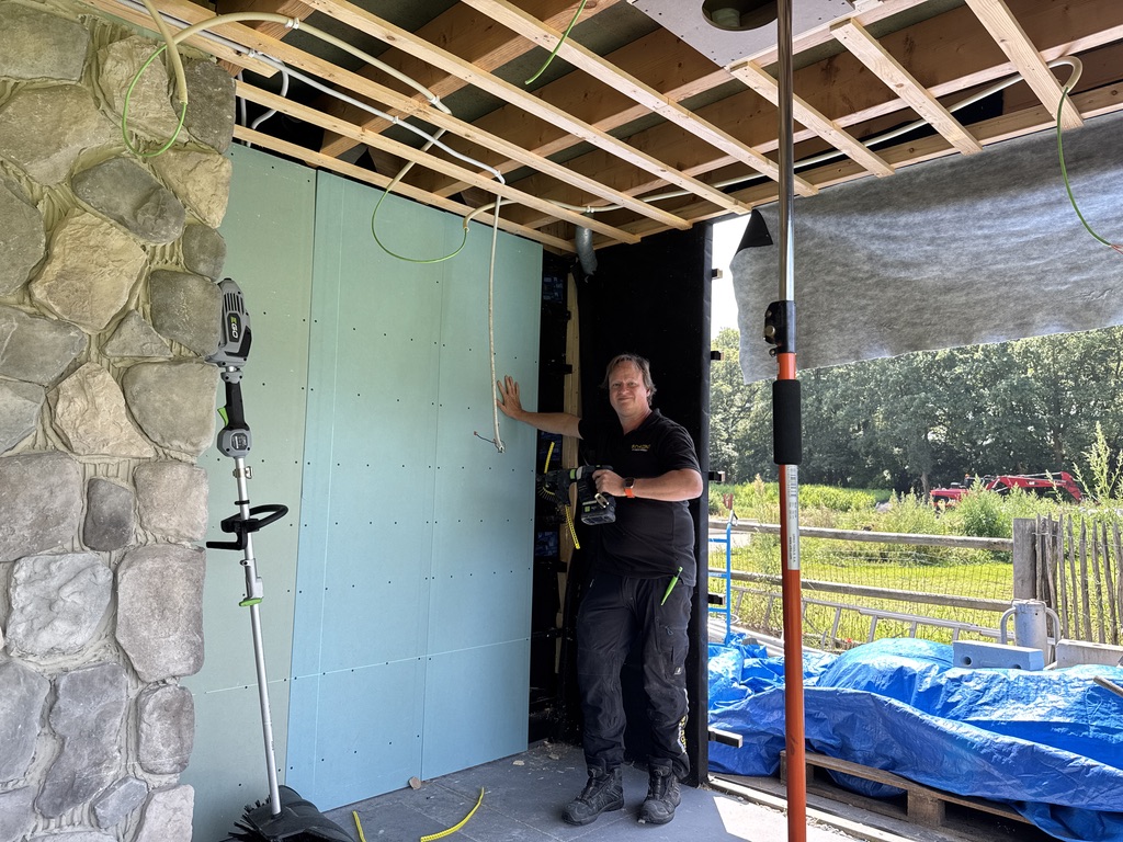 Marc aan het werk tijdens de bouw