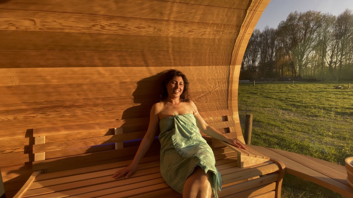 Ontspannen in de sauna met uitzicht op het landschap in de avondzon