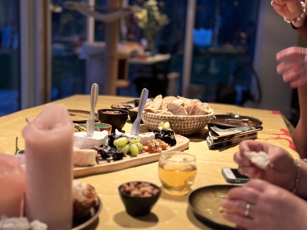 Samen aan tafel in warm avondlicht