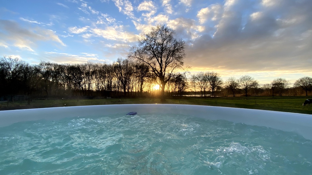 Bubbelend water in de hottub bij zonsondergang
