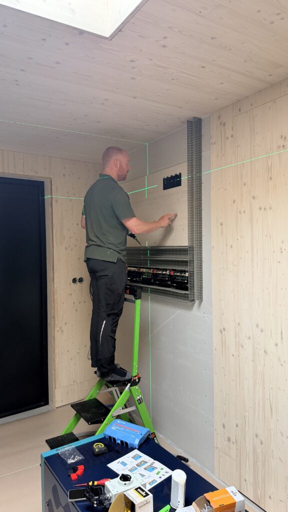 Installateur bouwt de montagewand voor een Victron-installatie op