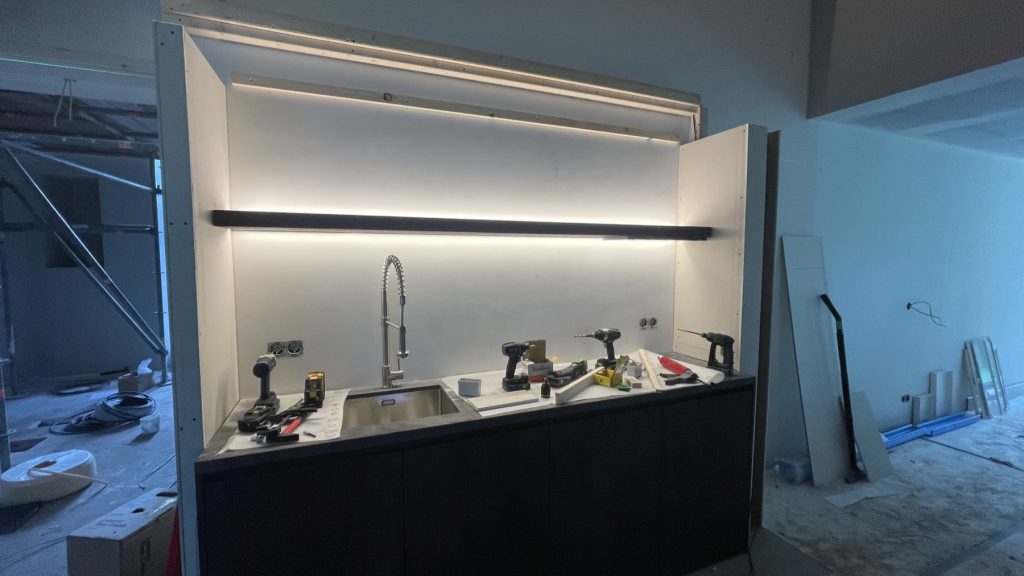 Verlichting boven het keukenwerkblad tijdens de montage.