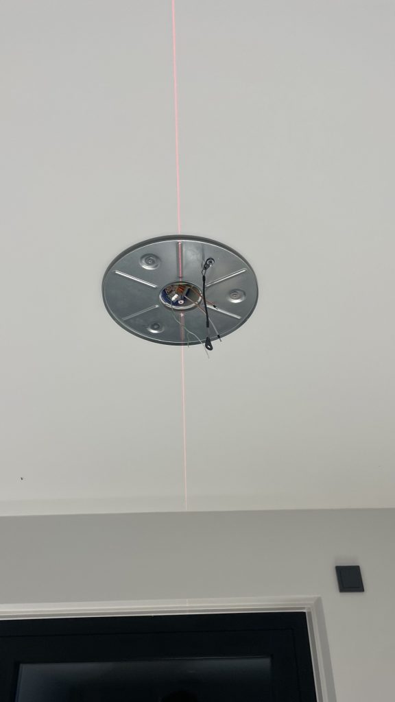 Montage van een plafondarmatuur tijdens de werkzaamheden.