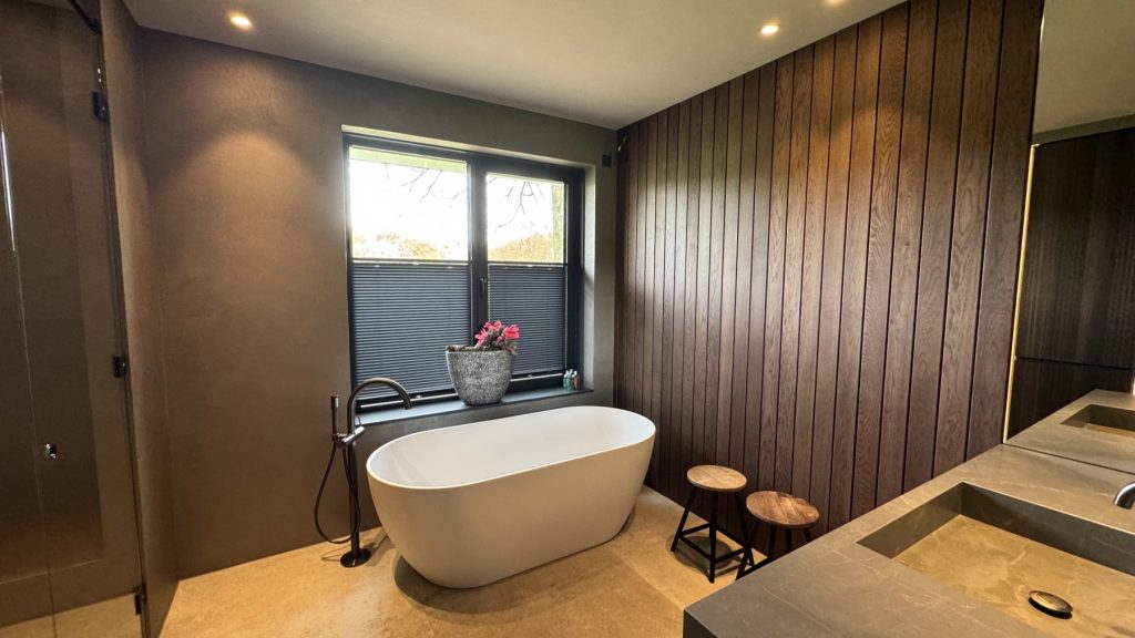 Badkamer met verlichting in het project in Zwolle.